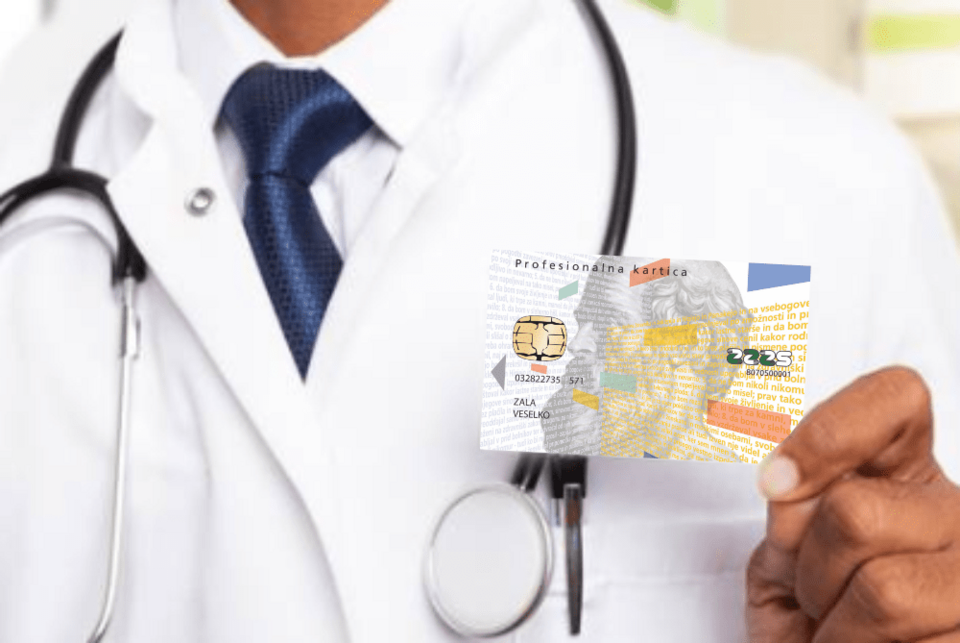 Simbolna slika zdravnika, ki kaže sprednjo stran profesionalne kartice