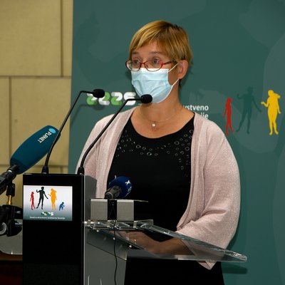 Irena Ilešič Čujovič, predsednica Upravnega odbora ZZZS na novinarski konferenci. 