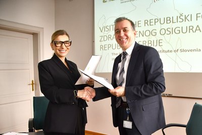Prof. dr. Sanja Radojević Škodrić in mag. Robert Ljoljo se rokujeta in izmenjujeta memoranduma