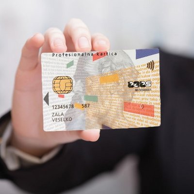 Primer profesionalne kartice, ki jo drži ženska v roki