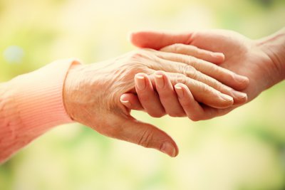 Fotografija dveh dlani kot simbol pomoči med osebama