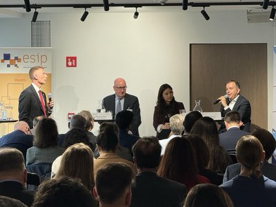 Fotografija: mag. Robert Ljoljo, generalni direktor na okrogli mizi Farmacevtskega inovacijskega vrha v Bruslju (prvi z desne). 