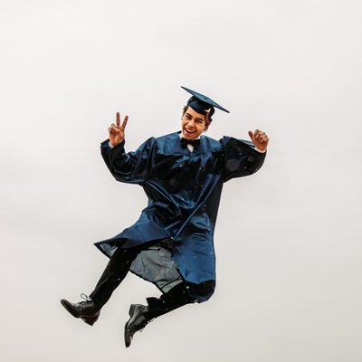 Simbolna fotografija študenta v skoku ob zaključku študija