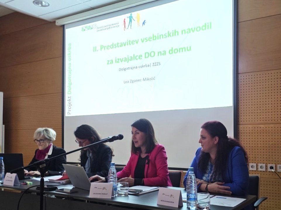 Govorke na srečanju izvajalcev DO v Celju