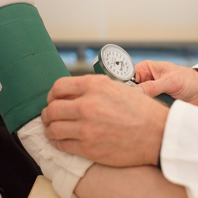 Simbolna fotografija merjenja krvnega tlaka