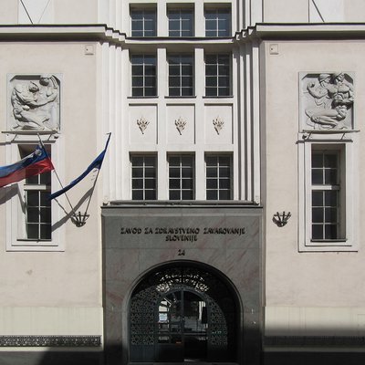 Simbolna fotografija pročelja stavbe ZZZS na Miklošičevi v Ljubljani