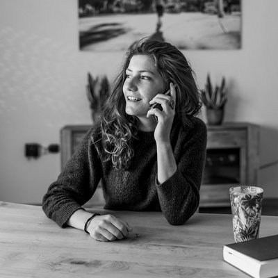 simbolna fotografija ženske, ki govori po mobilnem telefonu