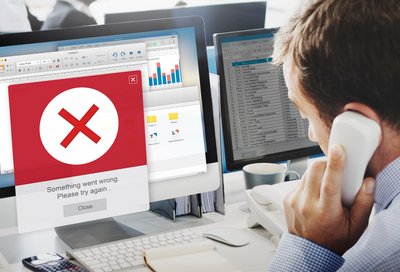Slika ekrana z napisom o napaki in moškega na telefonu