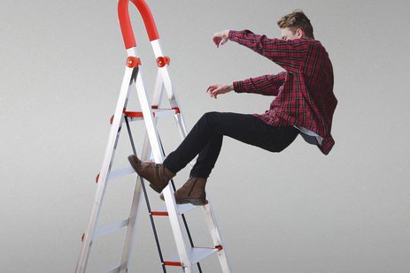 Symbolic photo of a person falling off the ladder