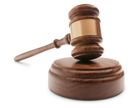 Simbolna fotografija sodniškega kladiva
