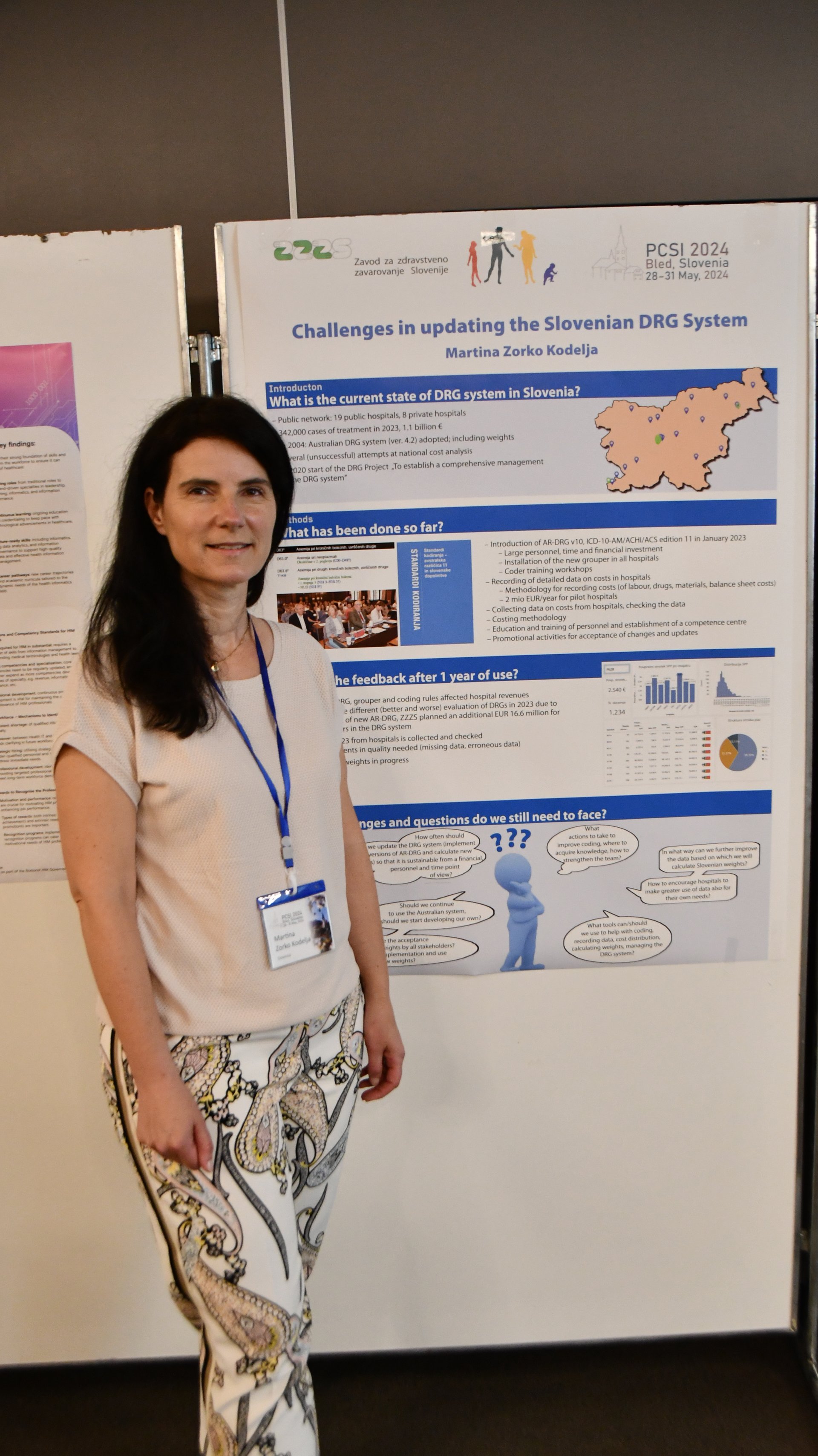 Martina Zorko Kodelja, vodja projekta SPP v ZZZS pred svojim posterjem