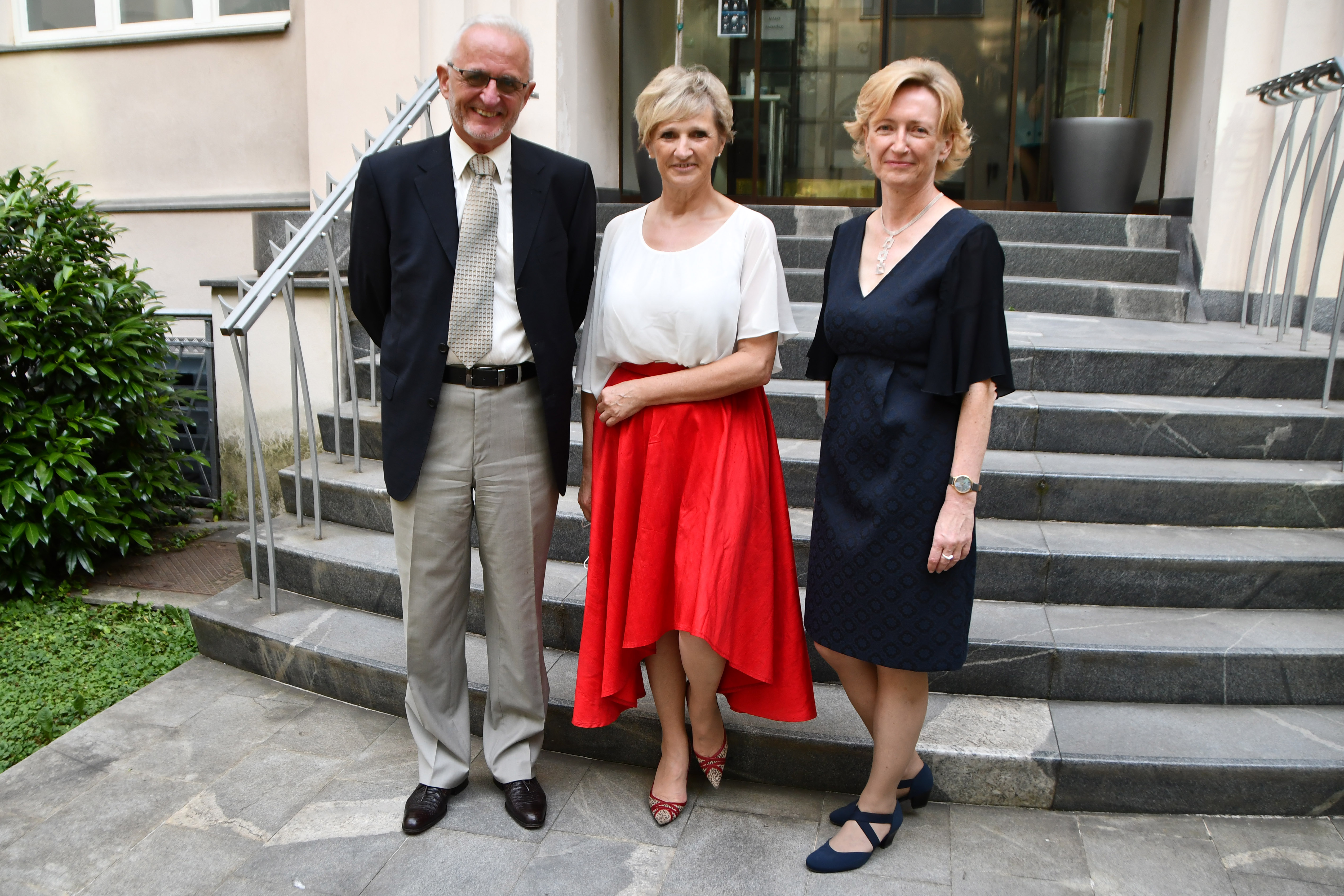 3 osebe pred stopnicami zunaj, na sredini doc. dr. Tatjana Mlakar, generalna direktorica ZZZS
